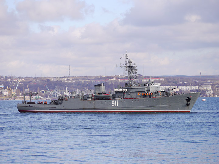 Руски боен кораб мина през Босфора на път към Средиземно море