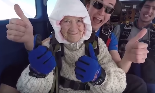 102-годишна австралийка скочи с парашут с благотворителна цел (ВИДЕО)