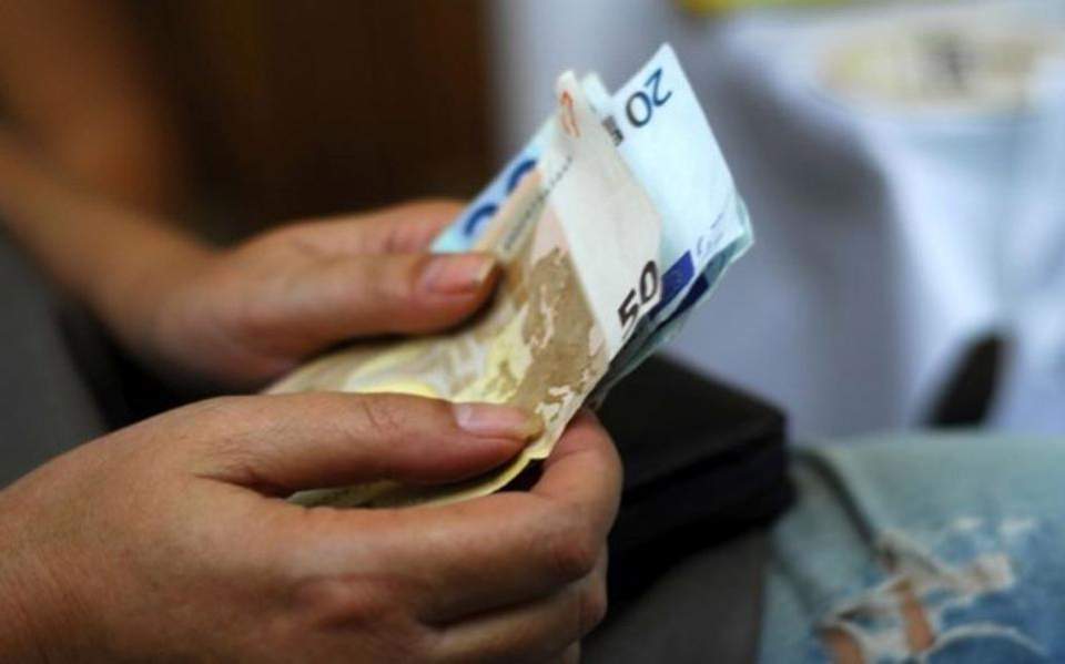 Гърция отпуска парични помощи за Коледа, много българи сред одобрените