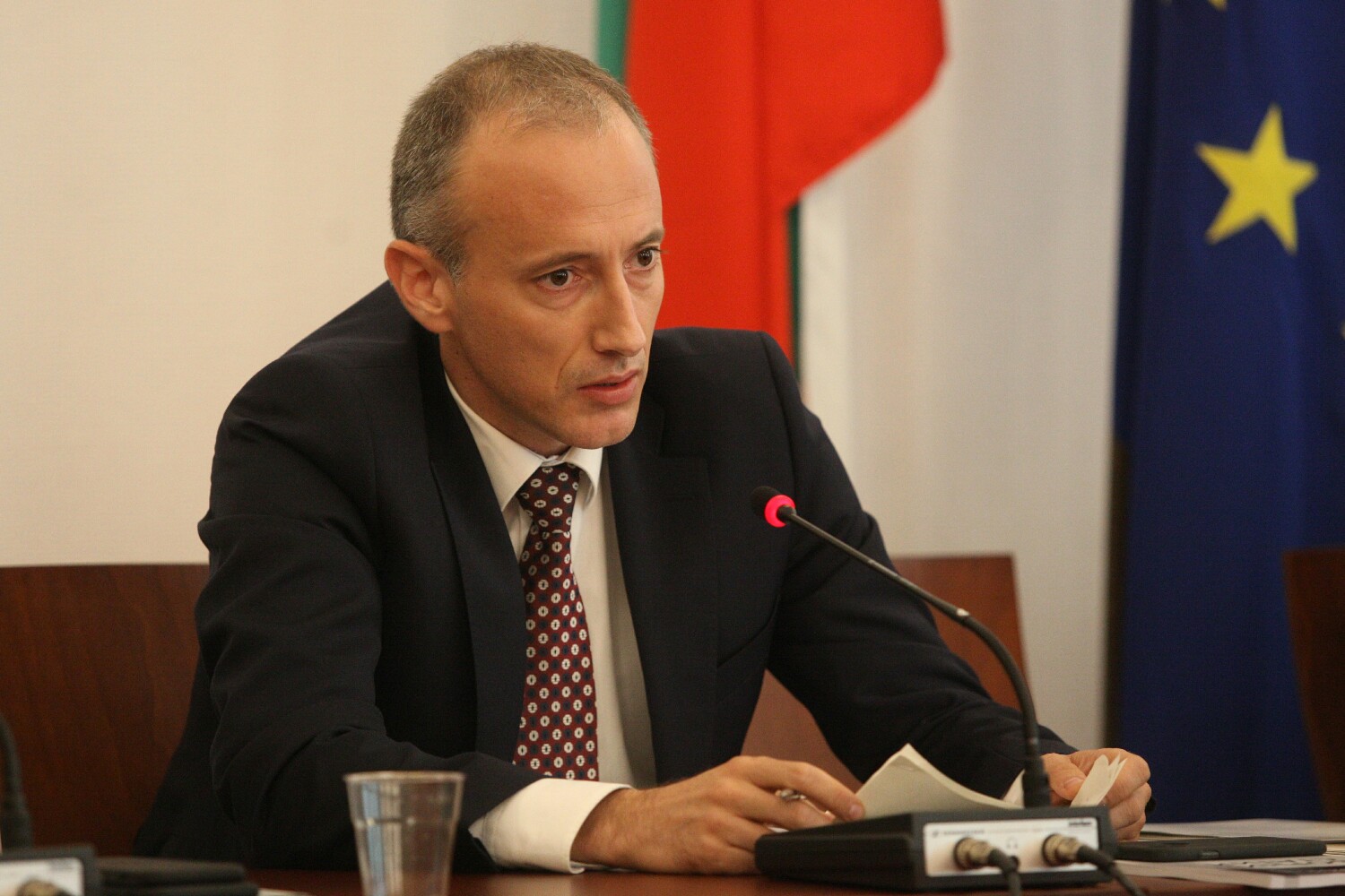 Министър Вълчев: Има политически мотиви в действията на БАН