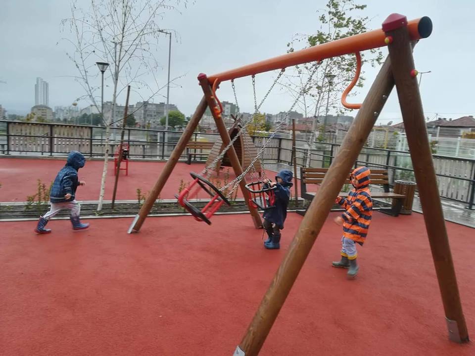 Забавачка въведе игри в дъжда