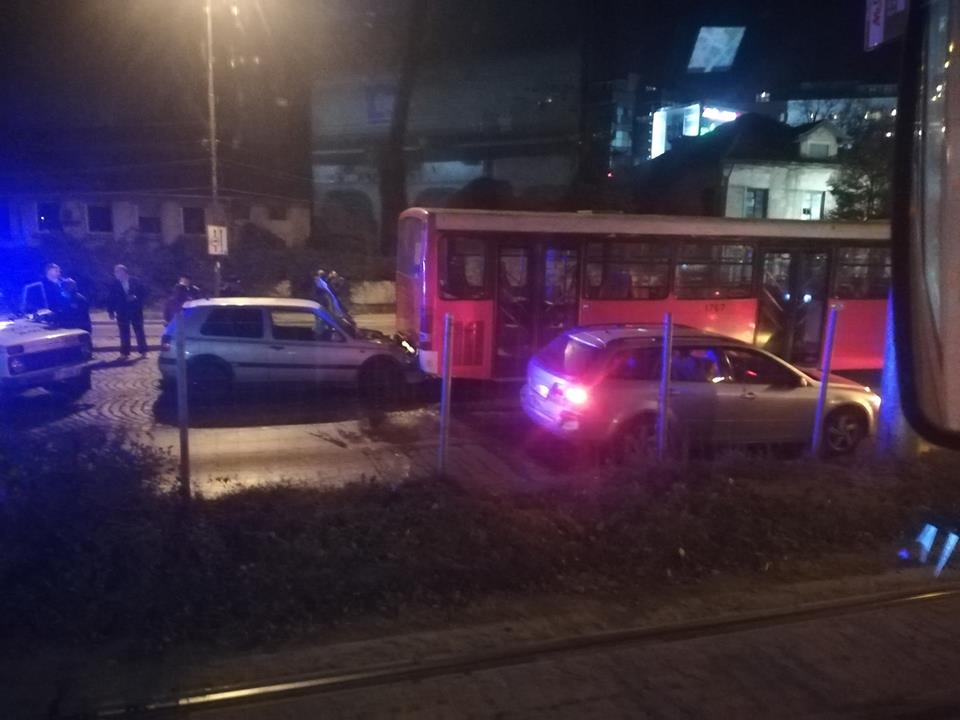 Автобус на столичния градски транспорт и кола са се ударили в района на булевардите „Цар Борис III“ и „Никола Петков“ в София