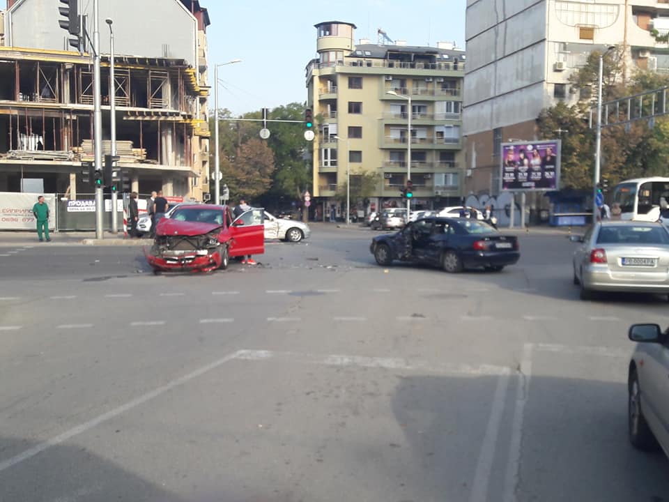 Трима души пострадаха при верижна катастрофа в центъра на Пловдив