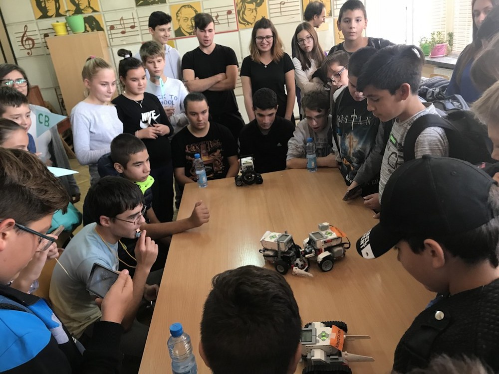 Роботи ритаха футбол в Лом