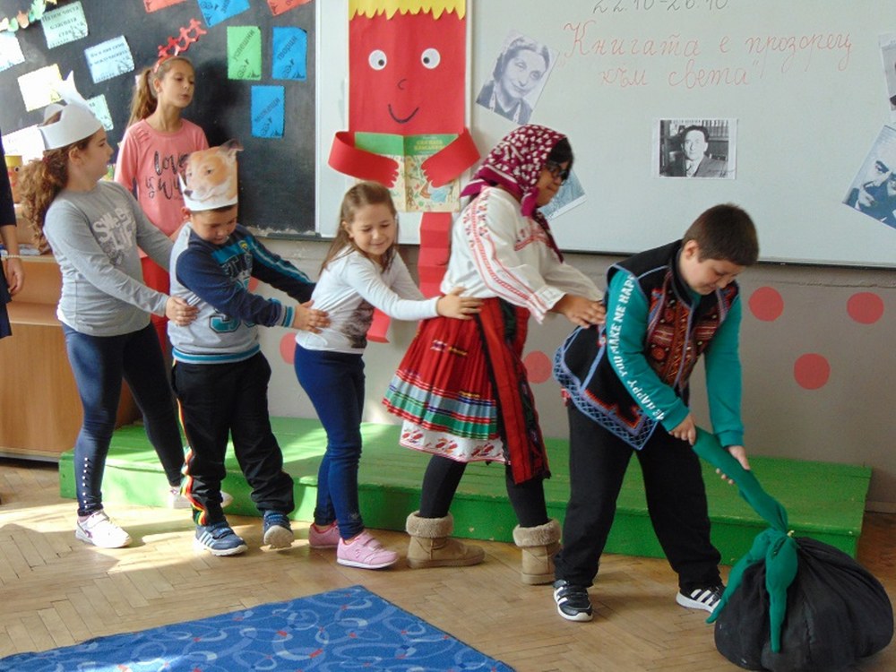 Кметът на Шумен посети учители и ученици в с. Мадара