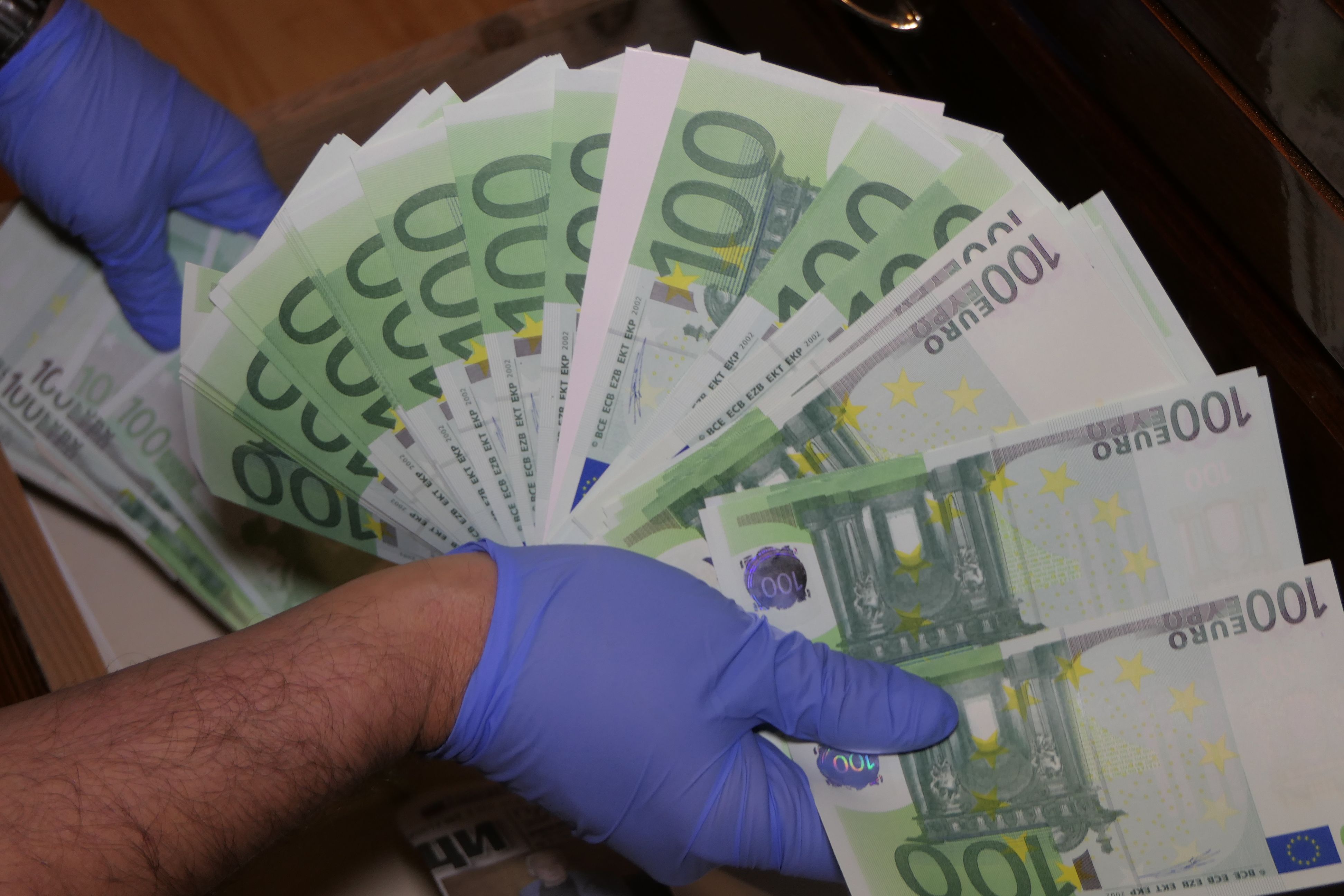 Прокуратурата повдигна обвинения на четирима души за производството на фалшива валута в Слънчев бряг