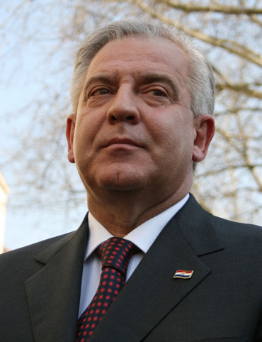 Експремиер осъден за обогатяване от война