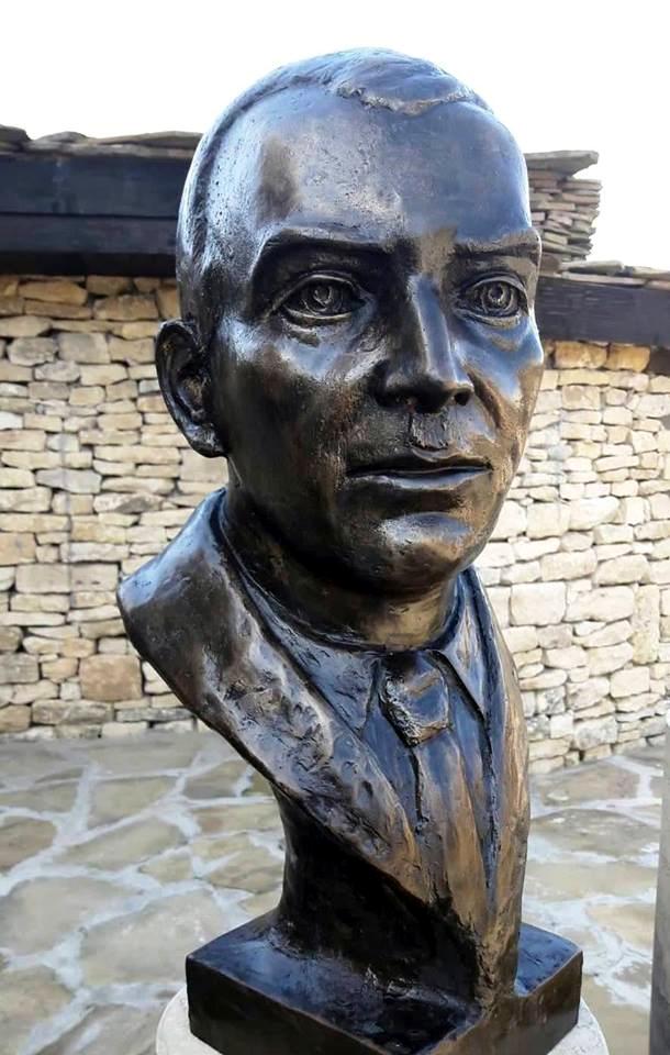 Скулптор от САЩ извая Йовков в Двора на кирилицата