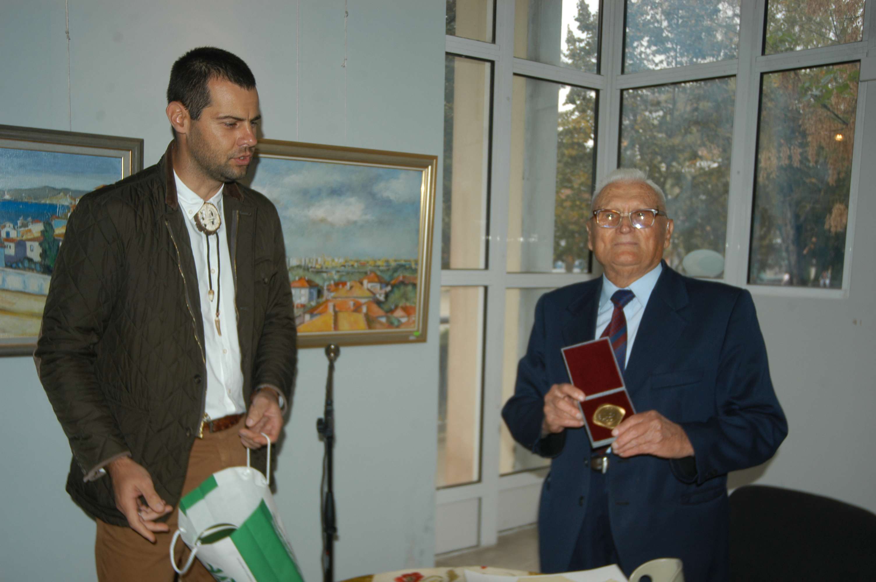 Наградиха най-стария ловец с почетен знак