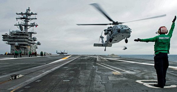Хеликоптер се разби на палубата на aмериканския самолетоносач "Роналд Рейгън"