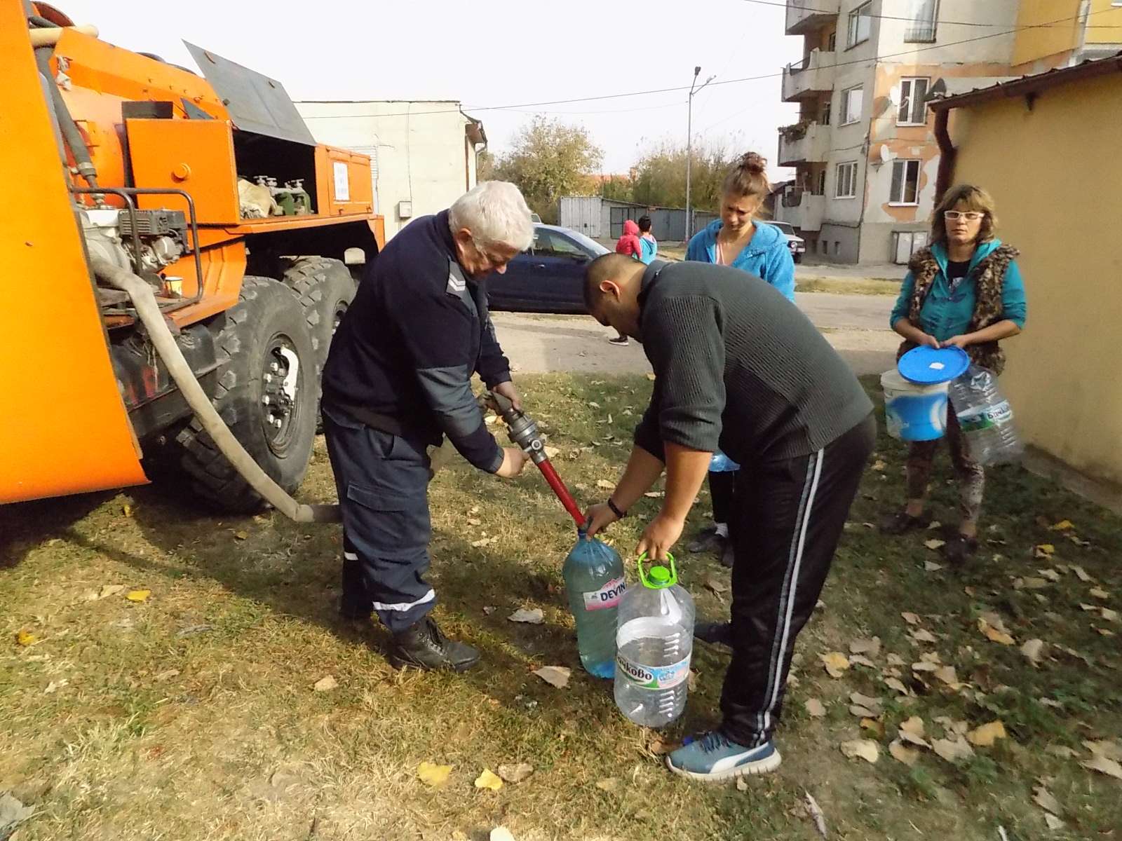 Лом се гърчи в жажда, събира водоноски от цяла България