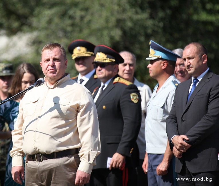 Каракачанов пред военни от резерва: Армията е на народа, не на политиците и партиите