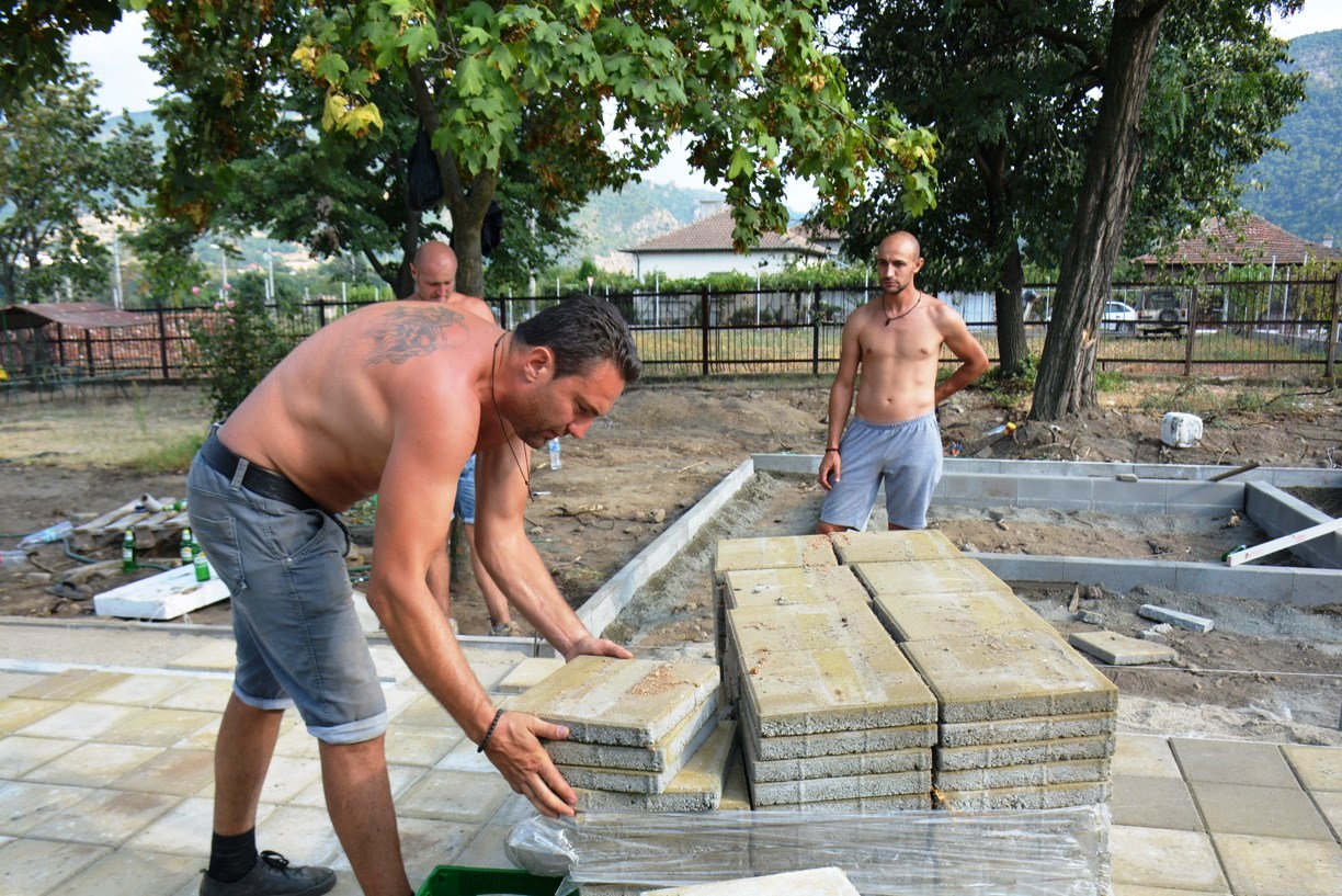 Кмет и младежи доброволно ремонтират детска градина