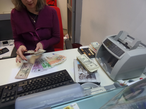 Плащаме най-високите банкови такси