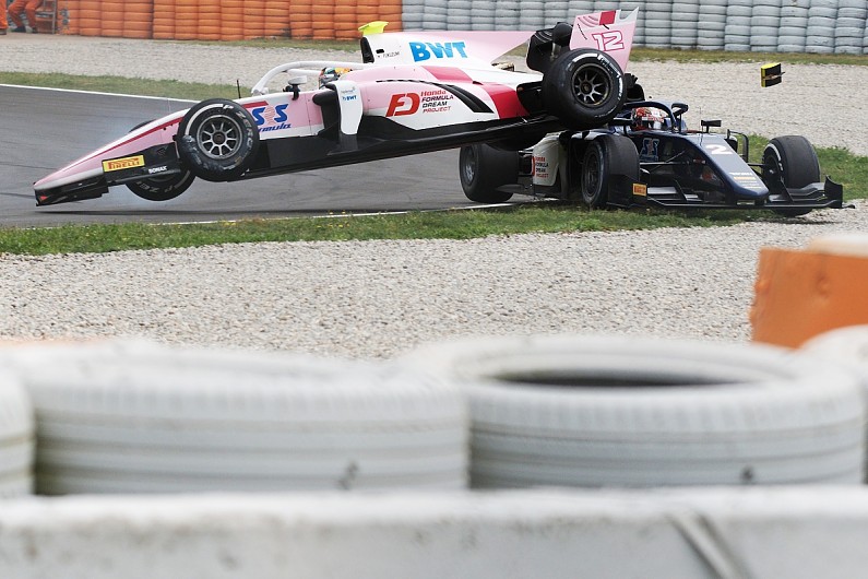 Люис Хамилтън: „Ферари“ прави трикове с колата