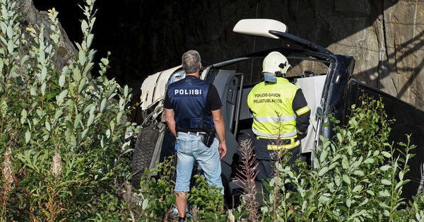 Автобус падна от мост върху жп релси, четирима души загинаха