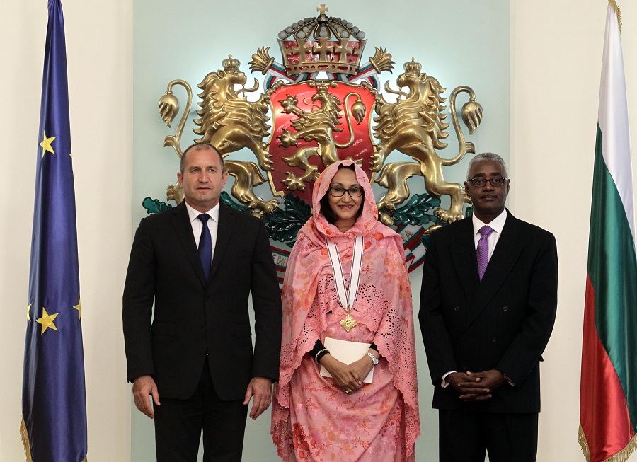 Румен Радев удостои посланика на Република Судан Илхам Ахмед с орден "Мадарски конник" първа степен