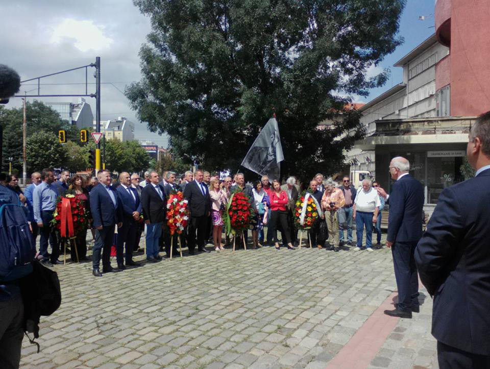 Десетки се събраха пред Паметника на българските революционери от Македония, Беломорието и Одринско