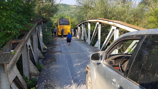 Заседнал автобус затвори пътя за Струпешкия манастир „Св. Пророк Илия”