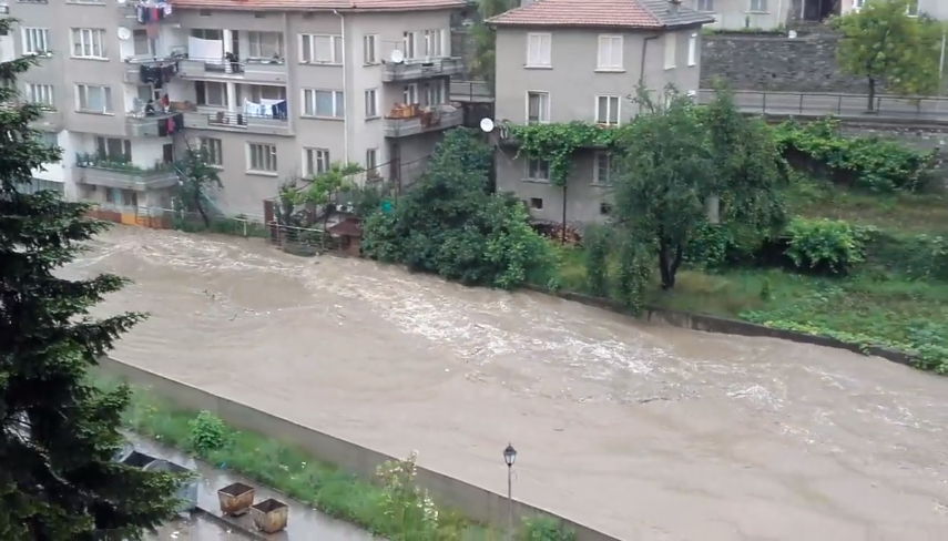 Обявиха бедствено положение в Смолян (СНИМКИ И ВИДЕО)