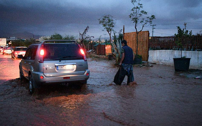 Наводненията в Гърция затвориха магистралата Атина - Коринт