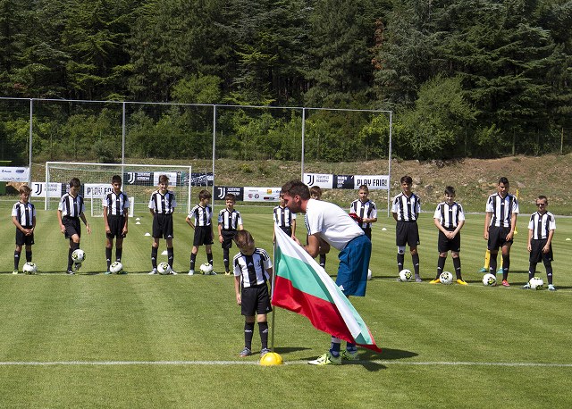 Треньори от Академията на Ювентус обучават над 80 малки футболисти в Стара Загора