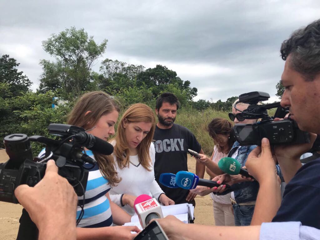 Министър Ангелкова след проверка на плаж Перла: Спазено е изискването за 50 на 50 процента свободна и платена зона на ивицата