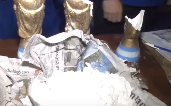 Огромно количество наркотици, скрити във фалшиви футболни купи, заловиха в Аржентина