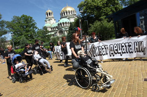 Протестиращи майки искат да знаят как се финансират организациите на хората с увреждания