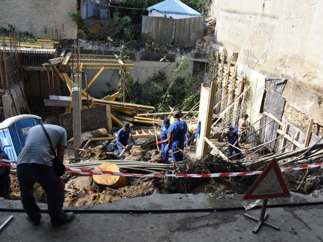 Улица пропадна в строителен изкоп