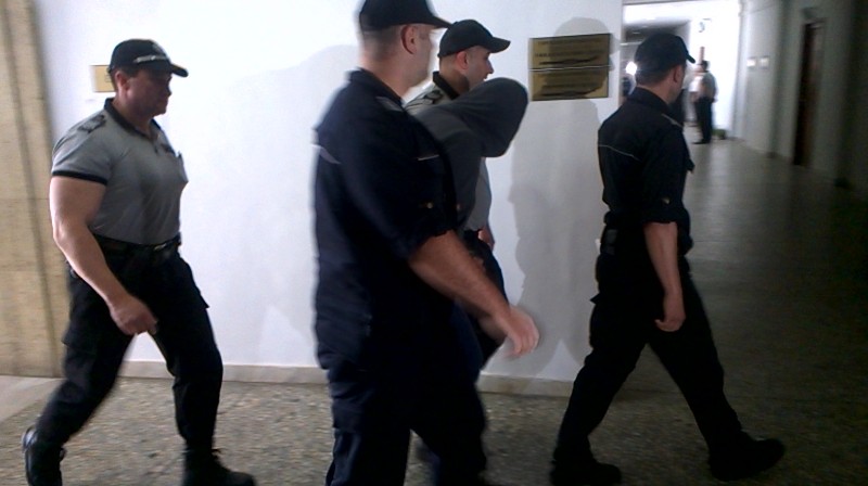 Преди да се метне на колата си, убиецът на Миджурина се обадил на брат си