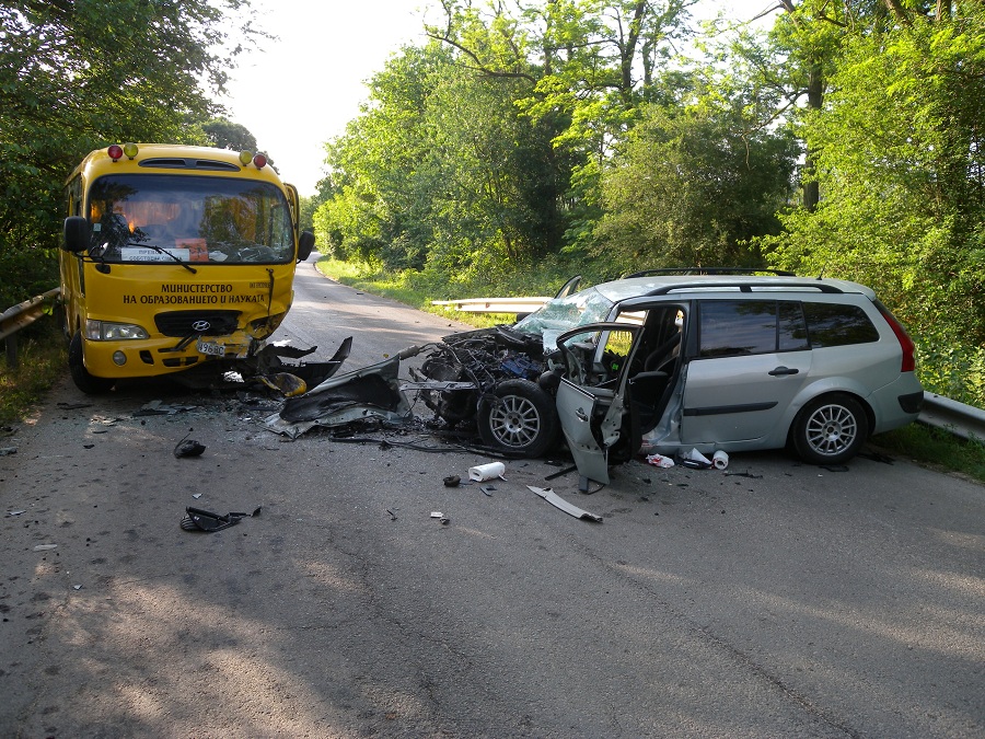 Няма пострадали деца след сблъсъка на кола с ученически автобус