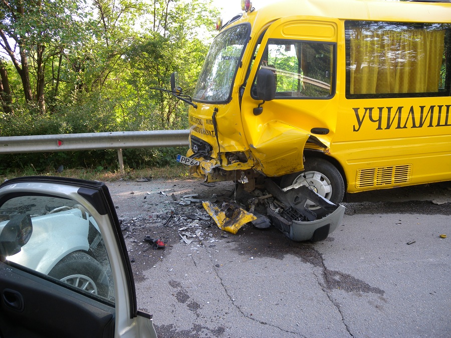 Кола удари ученически автобус