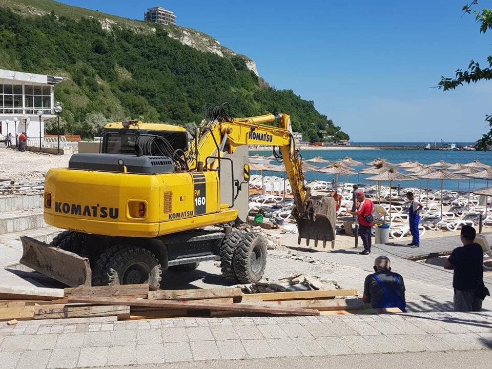 Багери копаят на плажа в Каварна