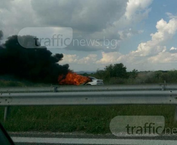 Автомобил горя на 94 км на "Тракия" в посока София