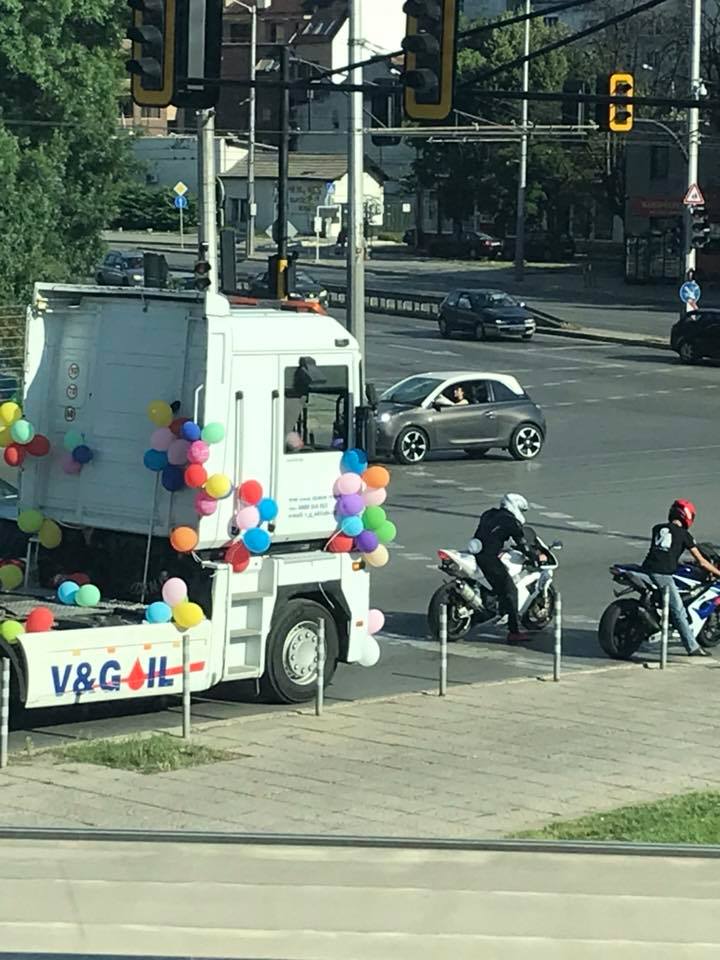 Вижте най-шантавите превозни средства на баловете в София (СНИМКИ и ВИДЕО)