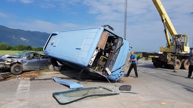 Четирима пострадаха при катастрофа на автобус и кола край Враца
