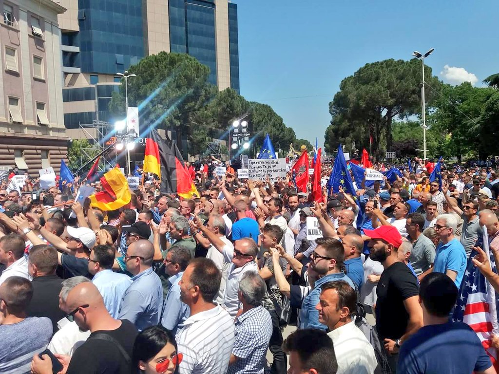Албанската опозиция изкара хиляди на протест срещу премиера Еди Рама