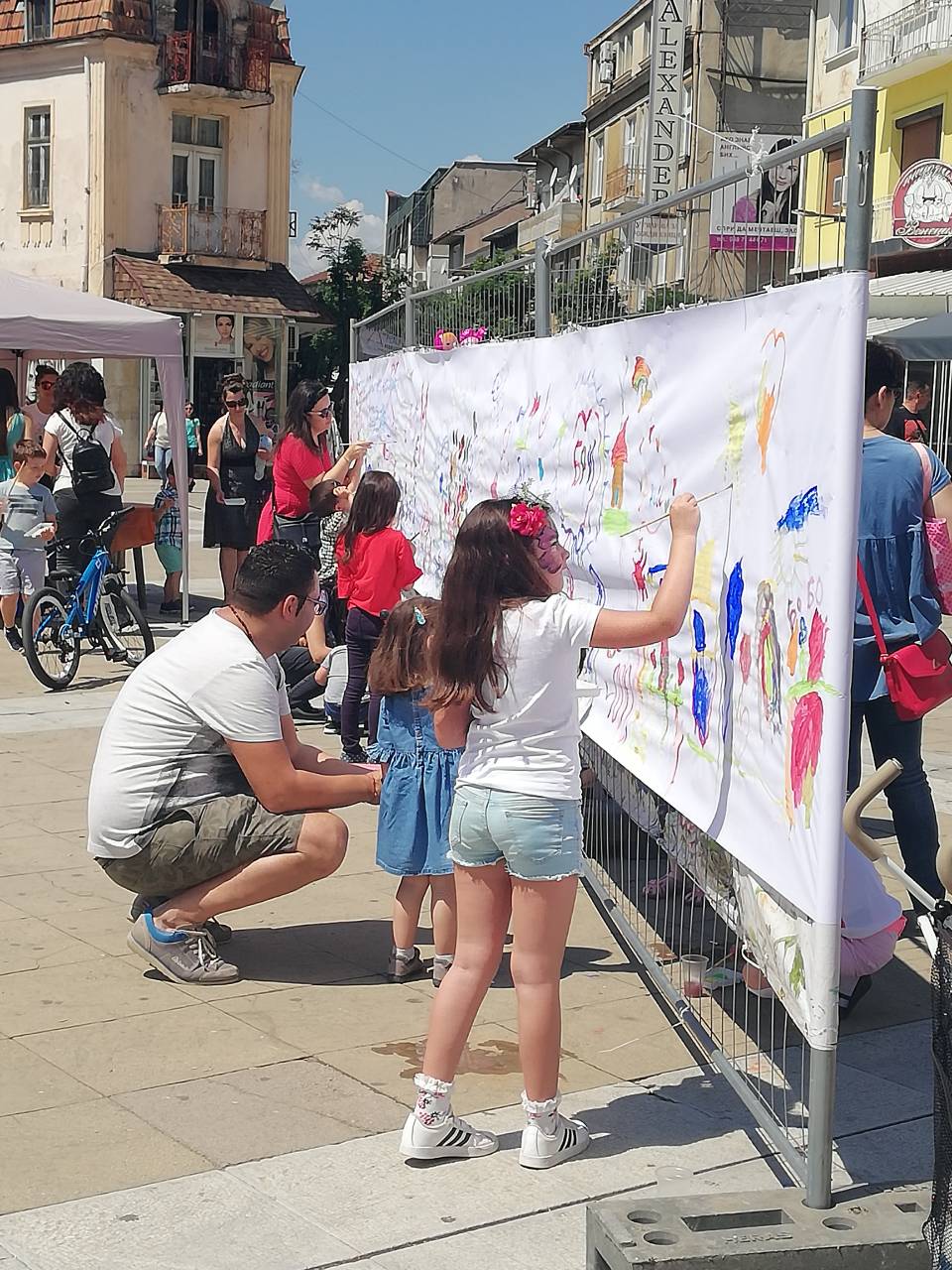 Ателиетатата на “Easy Art” отново провокират умения, сръчност и много усмивки сред децата на Благоевград