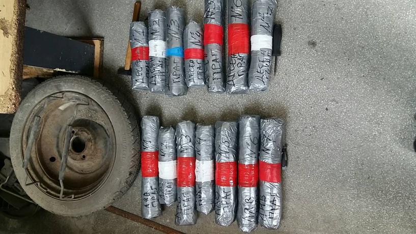 Граничари заловиха 14 пакета с канабис, укрити в тайници на кола на ГКПП "Лесово"