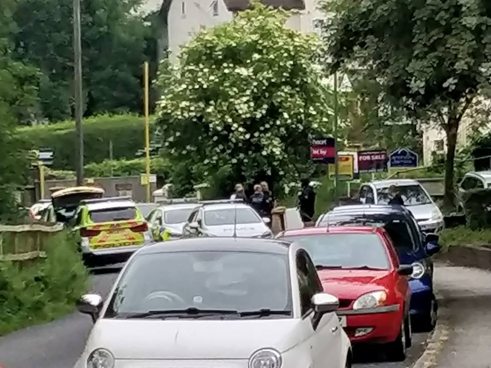 Въоръжен мъж е взел заложници в търговски център в Южна Англия