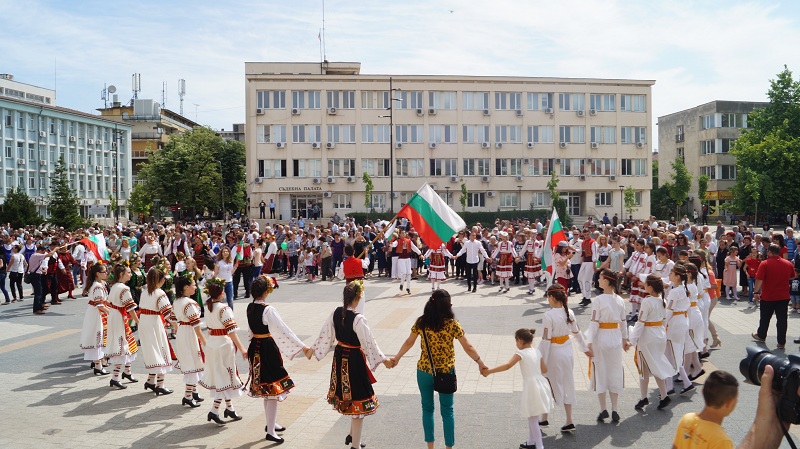 Празнично шествие и дефиле на абитуриентите в Търговище на 24 май