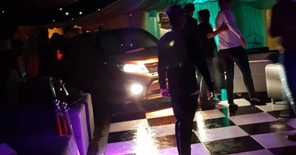 Автомобил влезе в пълен с хора нощен клуб във Великобритания