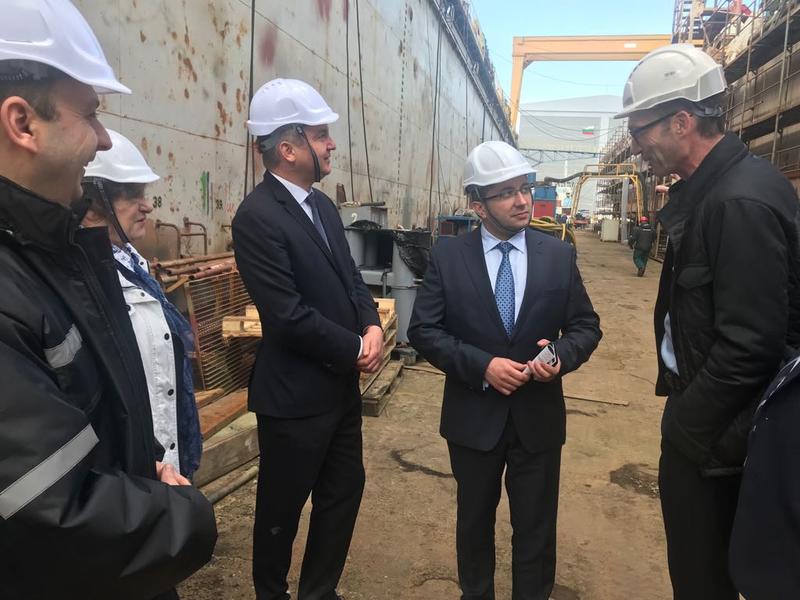 Министър Нанков инспектира строителството на кораб за маркиране на Дунав