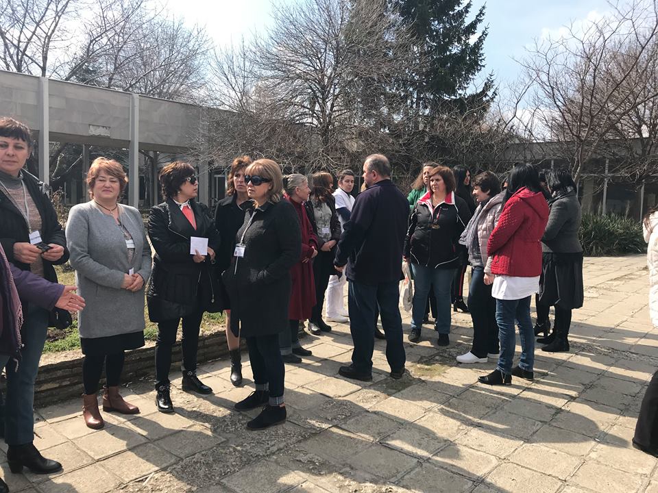 Здравни инспектори протестираха за заплати