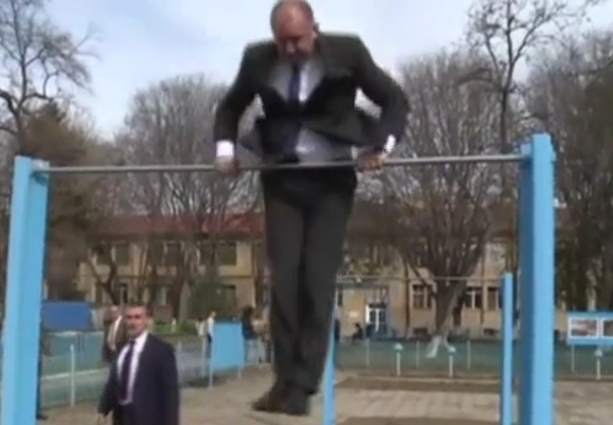 Вижте как Румен Радев прави "коремно" на лост на спецчастите в Пловдив (ВИДЕО)