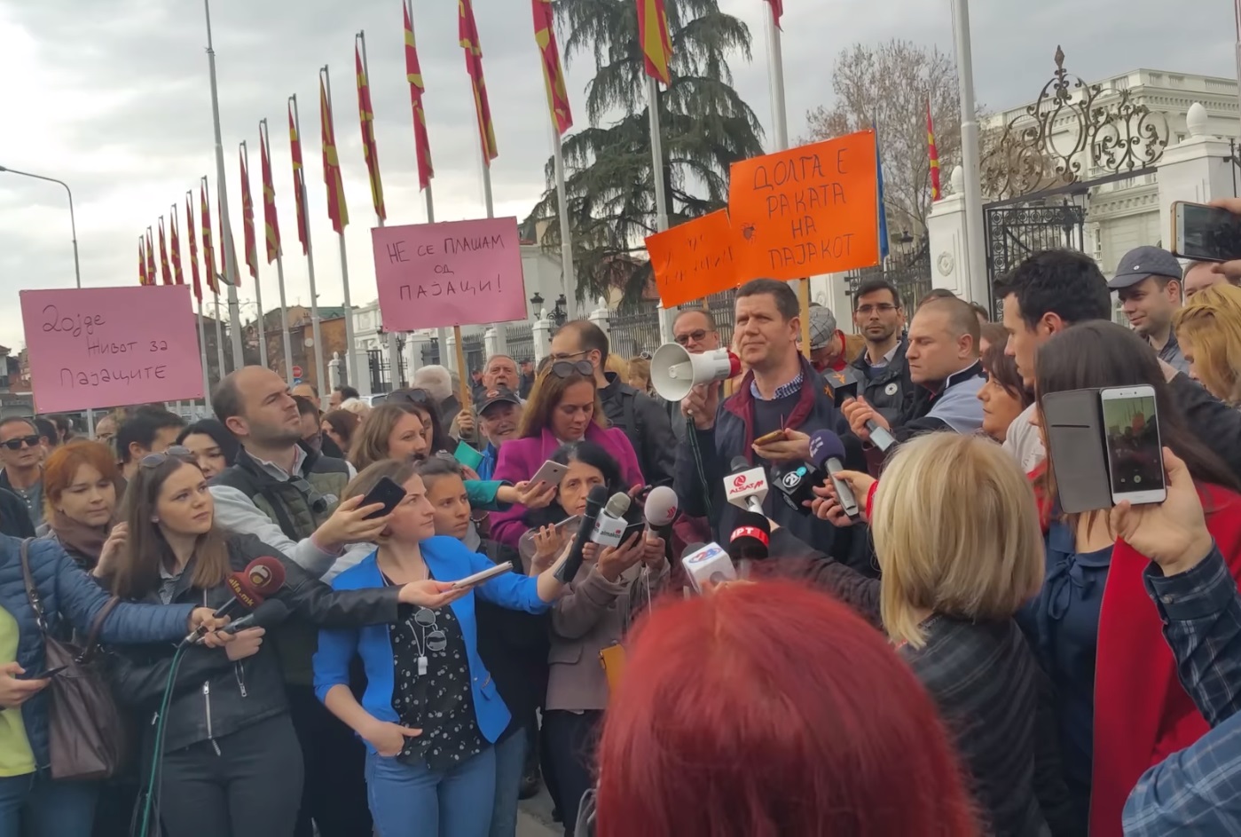 Журналисти на протест в Скопие: Накарайте насилниците да замълчат!
