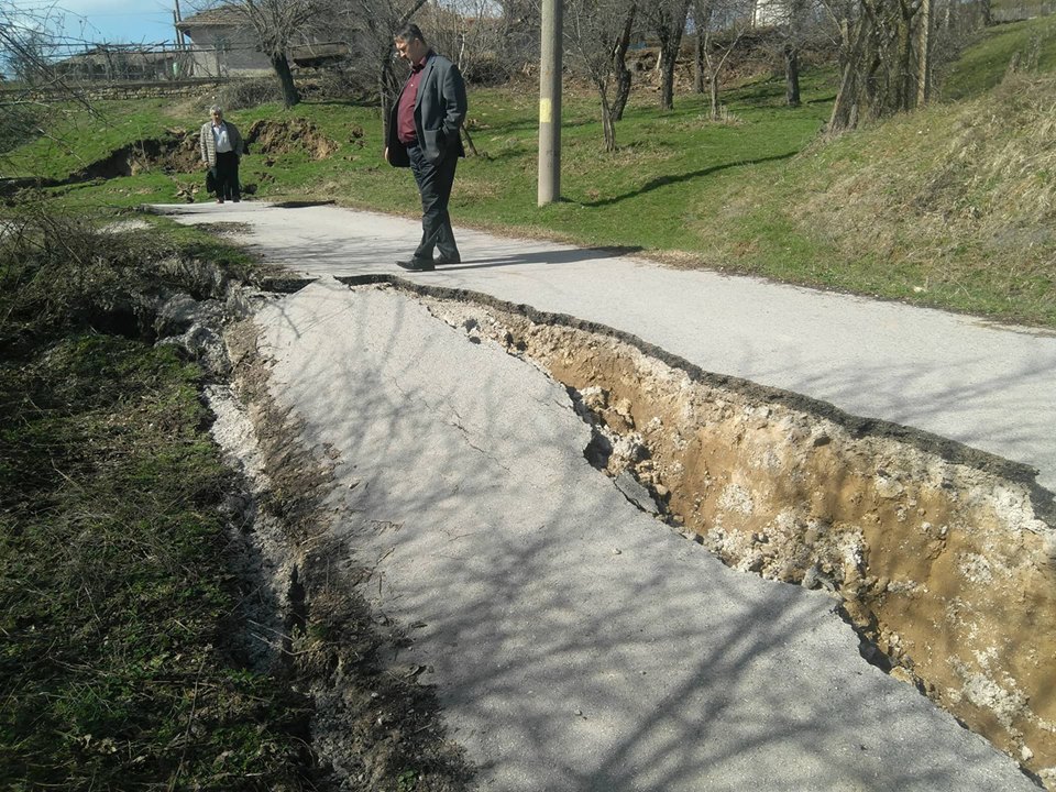 Свлачище срина път в село Калайджи, застрашава къщи