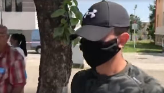 Задържан е мъжът, който нападна журналисти на конференцията на ГЕРБ (Обновена)