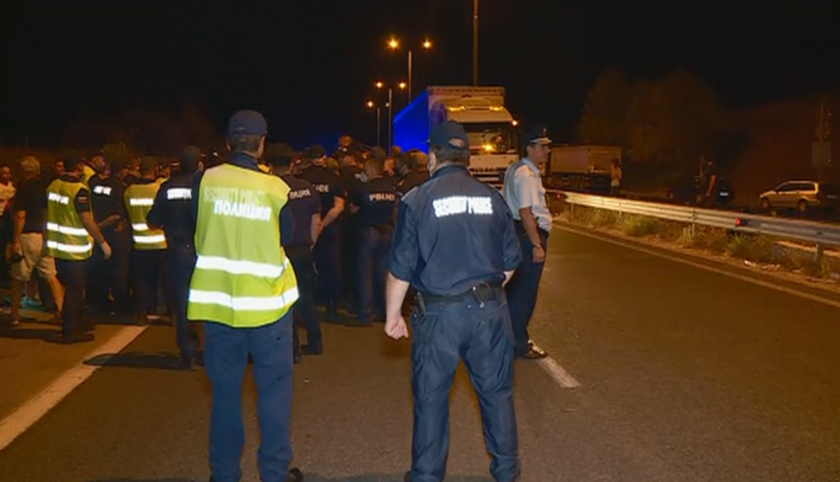 Спречквания между протестиращи и шофьори преди границата с Турция, блокадата падна